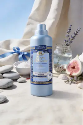 Płyn do płukania Tesori d'Oriente Thalasso Therapy 760ml w aromatycznej aranżacji na plażą z kamieniami, lawendą i plażową tkaninąw tle.