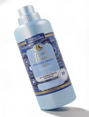 Butelka płynu do płukania Tesori d'Oriente Thalasso Therapy 760ml w ujęciu ukośnym z cieniem na jasnym tle.
