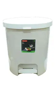 Kosz z pedałem 25L CURVER Praktyczny kosz na śmieci, zapewniający czystość w pomieszczeniu. Doskonale sprawdzi się w łazience, biurze jak i kuchni. Wykonany z wysokiej jakości tworzywa sztucznego. Zbiornik na śmieci, otwiera się nogą za pomocą specjalnego pedału. Pojemność: 25L.