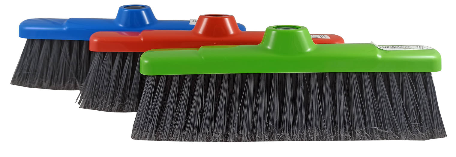 Tradycyjna miotła domowa z syntetycznym włosiem i plastikową oprawą. Posiada rozszczepione na końcach włókna, co poprawia skuteczność zbierania śmieci i kurzu. Uniwersalny gwint - pasuje do miotły domowej.

