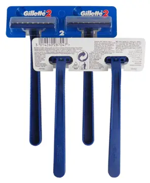 Maszynka jednorazowa Gillette Blue II Plus posiada dwa ostrza, które umożliwiają dokładne i gładkie golenie. Dzięki chromowanej powłoce ostrza starczają na dłużej. Pasek nawilżający nadaje skórze poczucie świeżości i czystości bez konieczności stosowan...