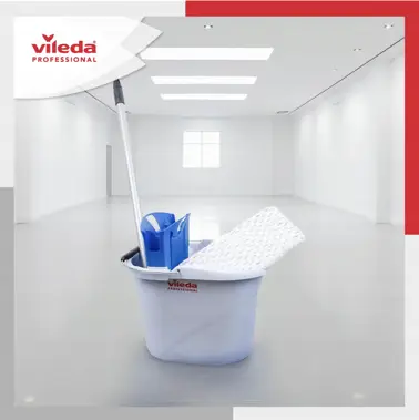Zestaw Vileda UltraSpeed Mini do czyszczenia: wiadro 10l, kij teleskopowy, uchwyt, nakładka mopa i wyciskarka.