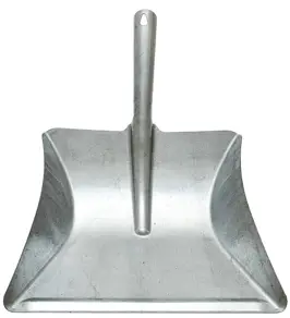 Solidna, lakierowana szufelka. Wykonana została z grubej blachy ocynkowanej. Boki i tył szufelki ograniczone są ściankami, co zapobiega wysypywaniu się np śmieci.

