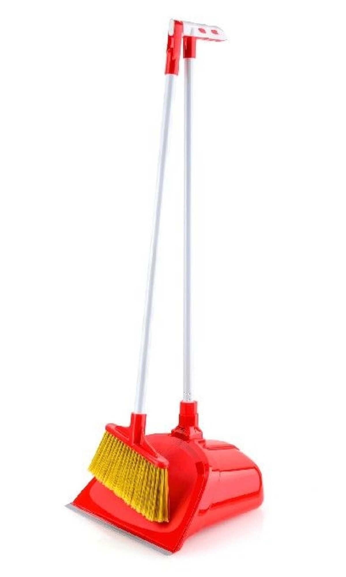 Szczotka do zamiatania z szufelką na kiju. Szufelka spełnia funkcję pojemnika zamykanego po zakończeniu zamiatania.

