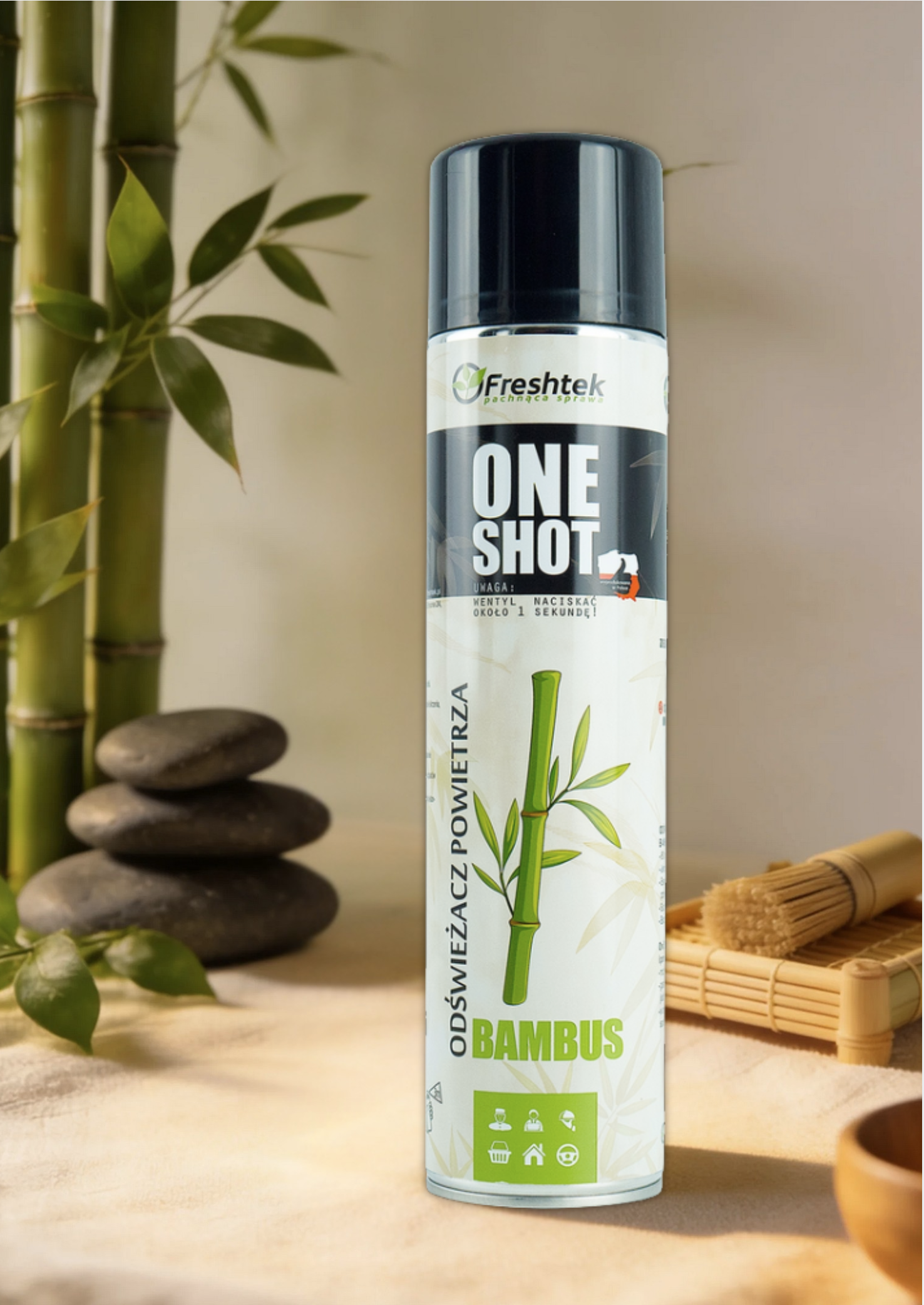 Neutralizator Freshtek One Shot Bambus w otoczeniu bambusa, kamieni i naturalnych materiałów.