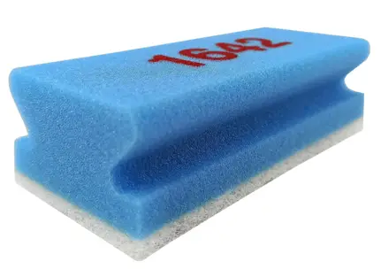 Zmywak kuchenny VILEDA "1642" 1szt NIEBIESKO-BIAŁY 15/6,5/4,5cm Duży Wysokiej jakości gąbka do szorowania z wygodnym uchwytem piankowym i białą powierzchnią ścierną. Doskonale nadaje się do zmywania i usuwania zabrudzeń. Chroni palce i gwarantuje płaskie przyleganie do powierzchni w celu zapewnienia maksymalnie dużej p...