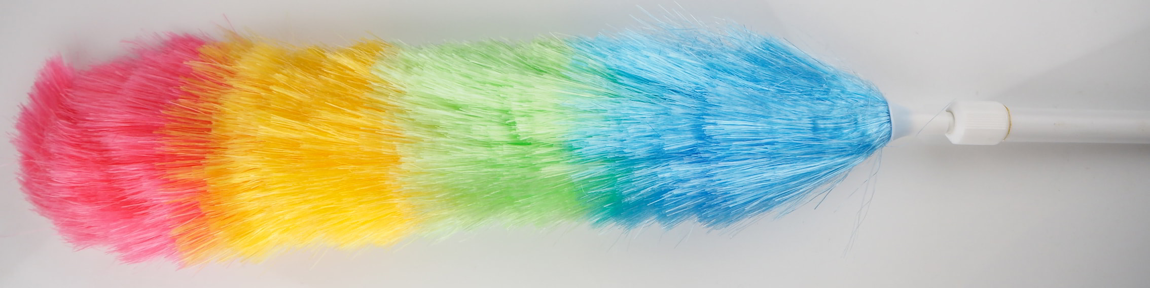 Praktyczny przyrząd - niezastąpiony, który doskonale nadaje się do usuwania kurzu z mebli, półek, karniszy, obrazów, lamp, żyrandoli itp. Szczotka wykonana została z mikrofibry, która doskonale zbiera kurz. Kurzawka ma właściwości elektrostatyczne, dzi...