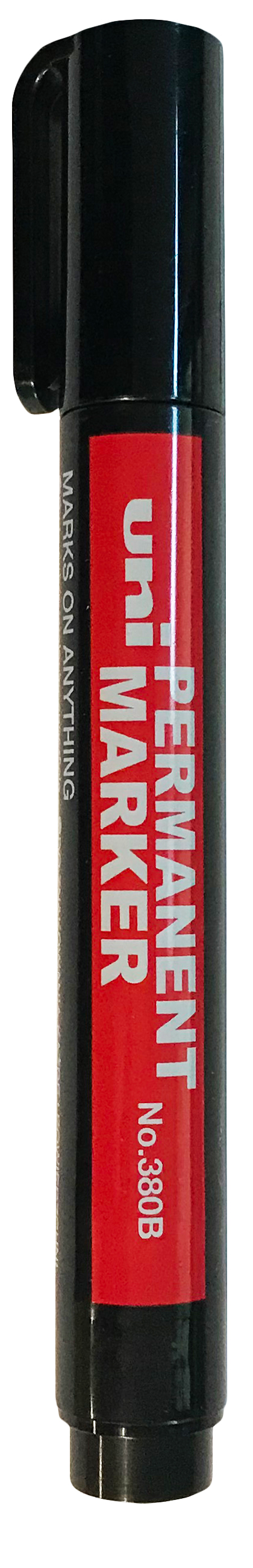 Marker permanentny UNI No.380B ze ściętą końcówką, czarny korpus, czerwona etykieta, grubość linii 1,0-4,5mm.