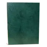 Okładki na dyplom wykonane z tektury litej, oklejone z zewnętrz introkalem, wewnątrz białym papierem offsetowym. W środku posiada pasek mocujący dyplom. Ilość w pakiecie : 10 szt.