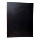 Okładki na dyplom wykonane z tektury litej, oklejone z zewnętrz introkalem, wewnątrz białym papierem offsetowym. W środku posiada pasek mocujący dyplom. Ilość w pakiecie : 10 szt.