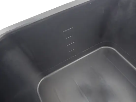 Kastra budowlana przeznaczona do mieszania i transportu różnego rodzaju zapraw cementowych i tynkarskich zarówno suchych jak i mokrych.. Produkt wykonany z surowców wtórnych. Na obwodzie kubła znajdują się 4 profilowane uchwyty ułatwiające jego przenos...