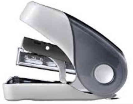 Mały, lekki i łatwy w użyciu zszywacz z dodatkowym schowkiem na zszywki. Zszywa do 25 kartek. Posiada zintegrowany rozszywacz.

