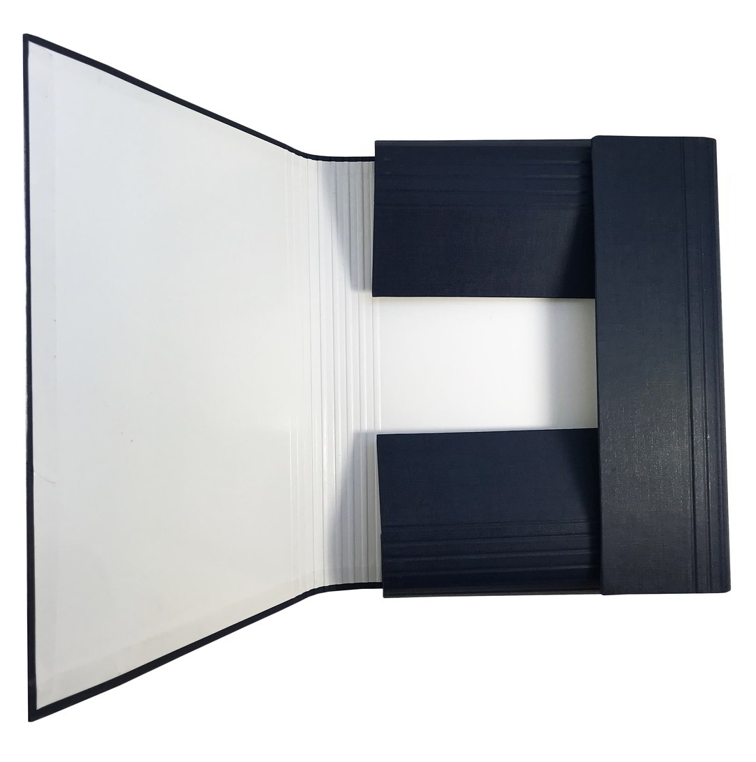 Teczka skrzydłowa pudełko 8 cm z gumkąTT7189 Teczka skrzydłowa wykonana z grubego kartonu powlekana jest folią polipropylenową, wyposażona w gumkę wzdłuż długiego boku. Posiada trzy wewnętrzne klapki zabezpieczające dokumenty, format A4.