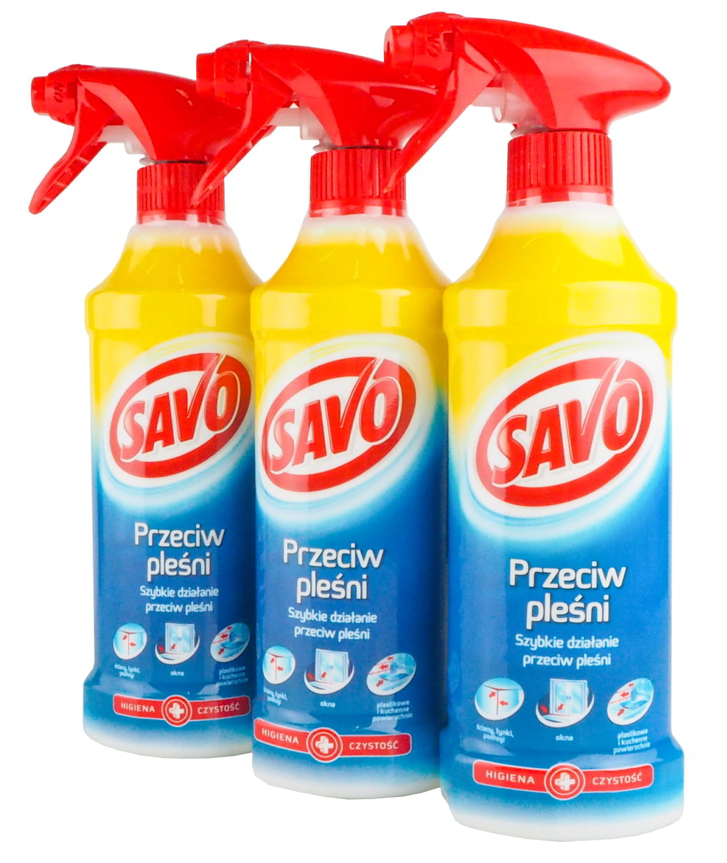 Trzy butelki SAVO Przeciw pleśni 0,5L ze spryskiwaczami ustawione obok siebie.