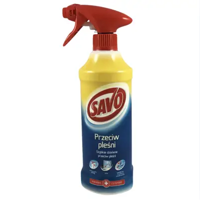 SAVO Przeciw pleśni 0,5L spray w butelce z czerwonym rozpylaczem na białym tle.