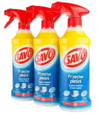 Trzy butelki SAVO Przeciw pleśni 0,5L ze spryskiwaczami ustawione obok siebie.
