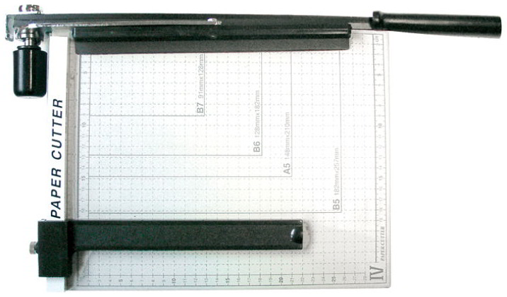 Gilotyna do papieru A3 485mm x 375mm Gilotyna do papieru posiada poręczną podstawę z liniami siatki i prowadnice papieru dla zapewnienia precyzyjnego cięcia. Format: A3. Rozmiar: 48,5/37,5 cm.