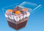 Zestaw 50 prostokątnych kubków FINGERFOOD PS 200ml 7x7x6,5cm z pokrywkami do serwowania przekąsek i deserów.