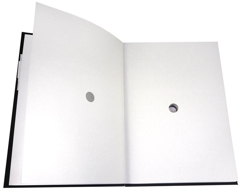 Teczka do podpisu z okienkiem
   *Teczka wykonana z kartonu pokrytego skóropodobnym tworzywem w kolorze czarnym;
   *Grzbiet teczki wykonany harmonijkowo;
   *Na okładce znajduje się okienko umożliwiające opis zawartości teczki;
   *Kartki wewnętrz...