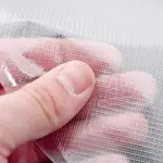 Rękaw do zamykarek próżniowych 15cm moletowany z teksturą siateczki, widok zbliżenia materiału.