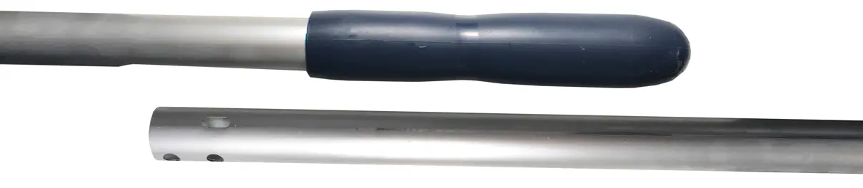 Zestaw zawiera:

     *lekkie, mocne wiadro z ergonomiczną rączką i wewnętrzną podziałką w litrach z wgłębieniem w dolnej części ułatwiającym wylewanie wody, o pojemności 15l
     *wyciskarkę
     *uchwyt do mopa
     *mop MicroSpeedPlus
     *ze...