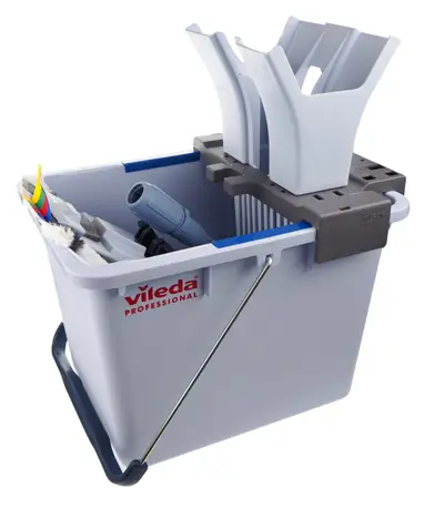 Zestaw zawiera:

     *lekkie, mocne wiadro z ergonomiczną rączką i wewnętrzną podziałką w litrach z wgłębieniem w dolnej części ułatwiającym wylewanie wody, o pojemności 15l
     *wyciskarkę
     *uchwyt do mopa
     *mop MicroSpeedPlus
     *ze...