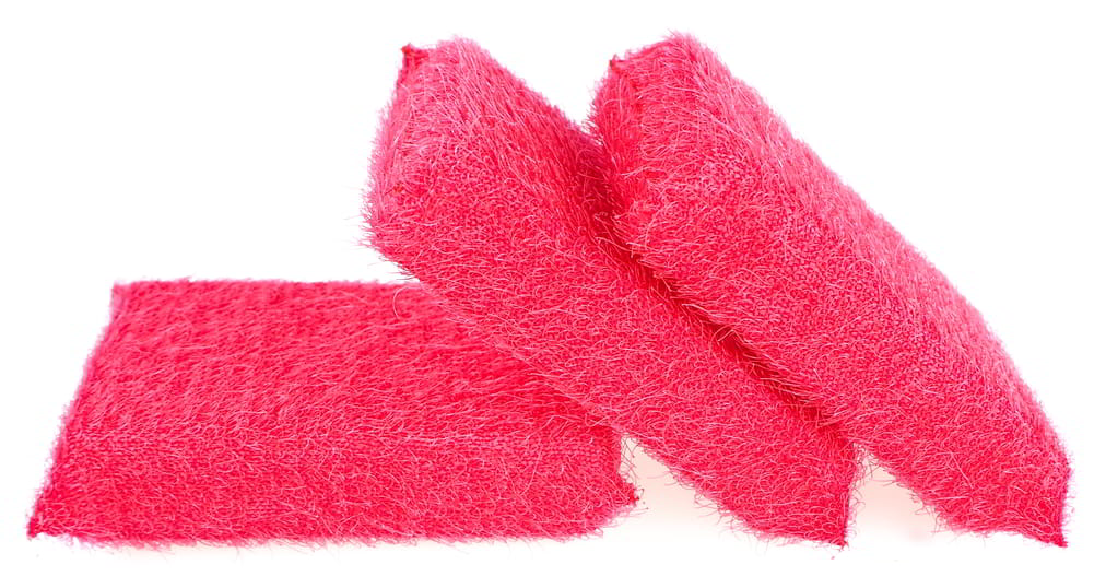 Zmywak kuchenny do teflonu ŻYŁKOWY 1szt czerwony Wytrzymały zmywak kuchenny, wykonany z żyłki. Idealnie sprawdza się podczas usuwania ciężkich zabrudzeń z teflonu i innych delikatnych powierzchni, a także podczas szorowania przypalonych i intensywnie zabrudzonych garnków i patelni.