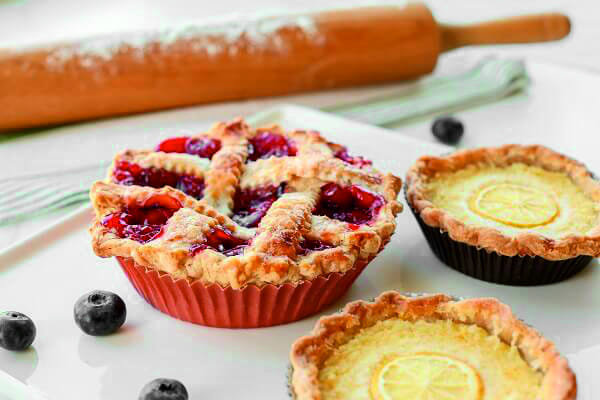 Foremka wykonana z wyjątkowo mocnego papieru laminowanego odpornego na tłuszcz i wilgoć. Dedykowana do wypieku rzadkiego lub tłustego ciasta. Foremki nadają się do przechowywania i serwowania gotowych ciast, tart, babek, itp.

     *Okrągła
     *Ko...