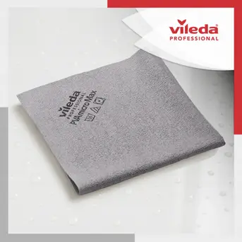 Ścierka Vileda PVAmicro MAX szara na białym tle z kroplami wody, widok zbliżony etykiety produktu.