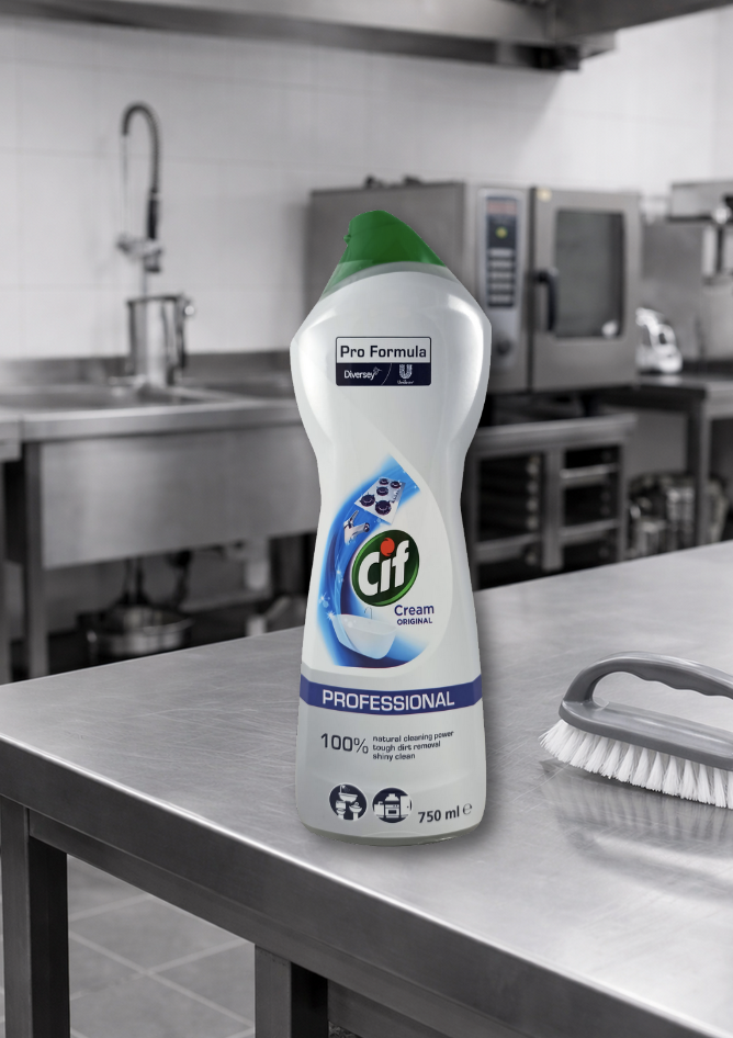 Mleczko czyszczące Cif Cream Professional na blacie kuchennym w profesjonalnej kuchni.