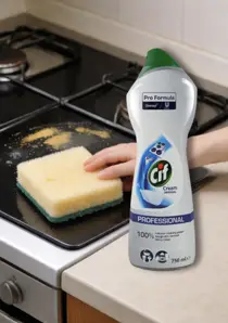 Mleczko czyszczące Cif Cream Professional w użyciu przy czyszczeniu zabrudzanego pieca kuchennego.