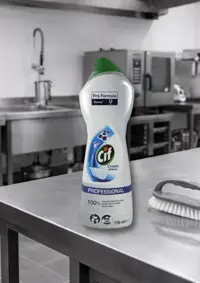 Mleczko czyszczące Cif Cream Professional na blacie kuchennym w profesjonalnej kuchni.