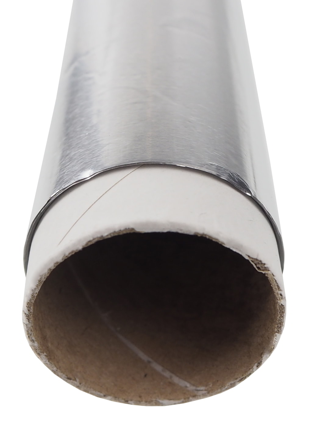 Folia aluminiowa 10 m zbliżenie na koniec rolki, wyraźnie widoczny papierowy walec i aluminiowy materiał.