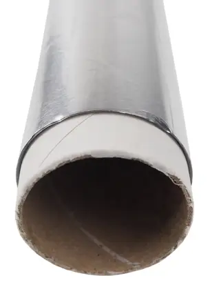 Folia aluminiowa 10 m zbliżenie na koniec rolki, wyraźnie widoczny papierowy walec i aluminiowy materiał.