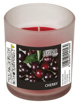 Świeca zapachowa w szkle Flavour Cherry o zapachu wiśni, różowa woskowina, opakowanie jednostkowe.