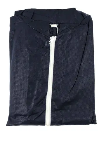 Kombinezon ochronny, jednorazowy z włókniny.
Stanowi szczelne zabezpieczenie przed: czynnikami mechanicznymi, mikroorganizmami,  środkami czyszczącymi słabego działania.
Rozmiar: XXL.