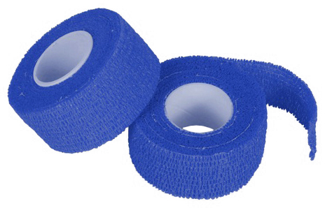 Dwie rolki plastra opatrunkowego niebieskiego 2,5cm x 5m Papstar rozłożone na białym tle.