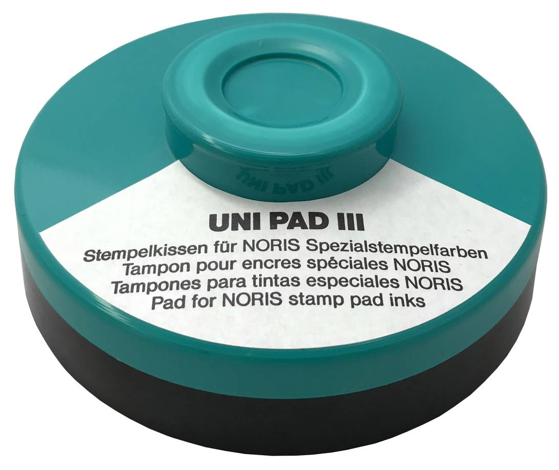 Specjalny kształt poszewki na poduszce Noris UNI PAD III spowalnia parowanie tuszu i pozwala na jego kondensację wsteczną. Przeznaczona do wszystkich rodzaju stempli, w tym metalowych. Poduszka nienasączona.