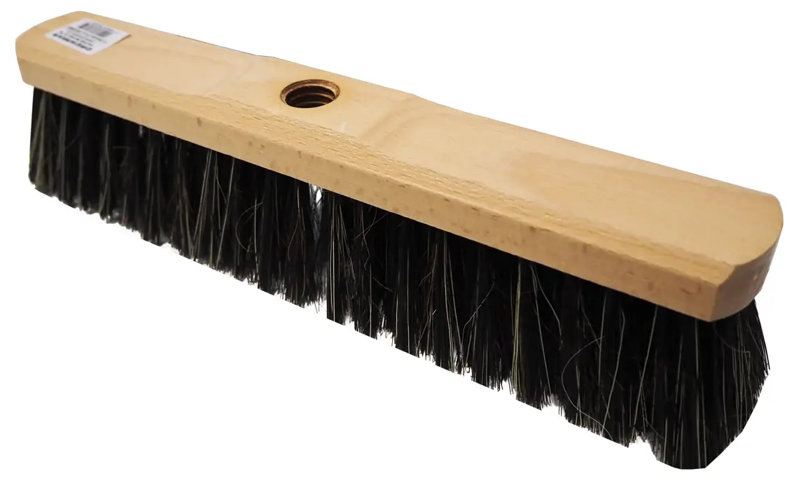 Szczotka zamiatacz drewniana /pcv 30 cm KONEX uchwyt na kij skośny Tradycyjna miotła domowa z syntetycznym włosiem i plastikową oprawą. Posiada rozszczepione na końcach włókna, co poprawia skuteczność zbierania śmieci i kurzu. Uniwersalny gwint - pasuje do miotły domowej.