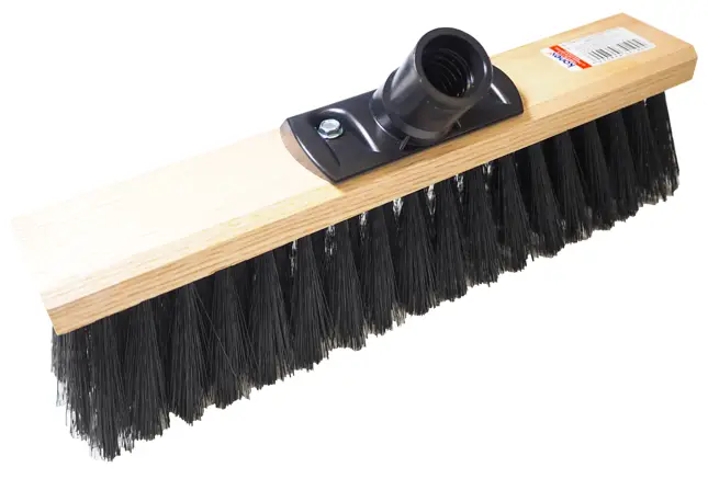 Szczotka zamiatacz drewniana /pcv 30 cm KONEX uchwyt na kij skośny Tradycyjna miotła domowa z syntetycznym włosiem i plastikową oprawą. Posiada rozszczepione na końcach włókna, co poprawia skuteczność zbierania śmieci i kurzu. Uniwersalny gwint - pasuje do miotły domowej.