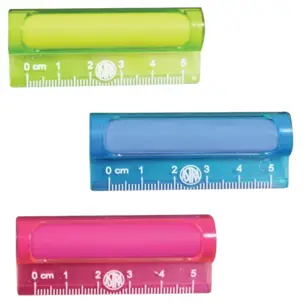 Zestaw gumka+linijka. Miękka gumka do ścierania ołówka nie naruszająca papieru. Razem z linijką tworzy ciekawy i przydatny dodatek do piórnika każdego ucznia. Zestaw posiada linijkę 5cm.