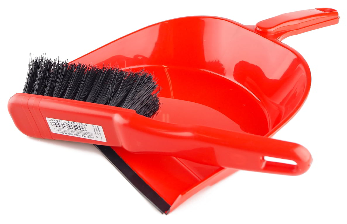 Tradycyjna szufelka z gumowym paskiem na brzegu, ułatwiającym nagarnianie małych drobinek. Zmiotka z syntetycznym włosiem i plastikową oprawą. SZufelkę i zmiotkę można połączyć ze sobą za pomocą zatrzasku, co ułatwia przechowywanie. Otwór w rączce umoż...