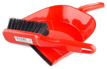 Tradycyjna szufelka z gumowym paskiem na brzegu, ułatwiającym nagarnianie małych drobinek. Zmiotka z syntetycznym włosiem i plastikową oprawą. SZufelkę i zmiotkę można połączyć ze sobą za pomocą zatrzasku, co ułatwia przechowywanie. Otwór w rączce umoż...