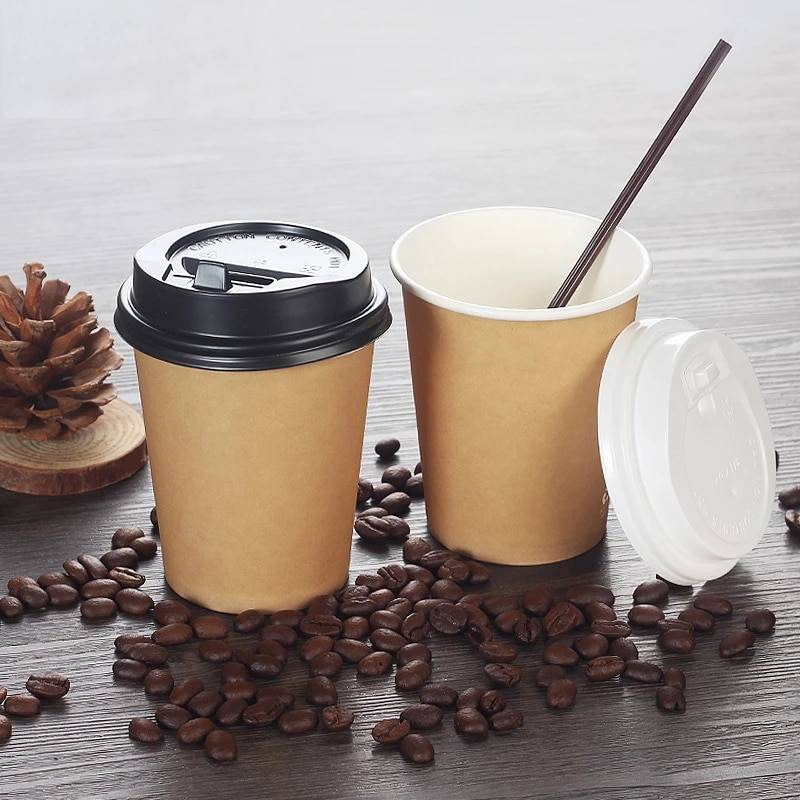 Kubek papierowy 100ml kraft-biały 50 sztuk z białym rantem i czarną pokrywką.