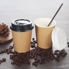 Kubek papierowy 100ml kraft-biały 50 sztuk z białym rantem i czarną pokrywką.
