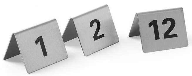 Zestaw tabliczek numerki 1-12 ze stali nierdzewnej, stojące na stole z widocznymi numerami 1, 2 i 12