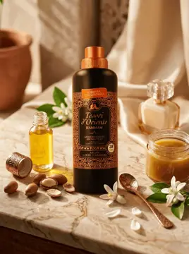 Płyn do płukania Tesori d'Oriente Hammam otoczony arganami, olejem i składnikami na marmurze.