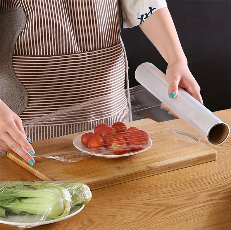 Folia PE spożywcza przezroczysta 30cm x 200m na rolce, rozciągliwa do pakowania i przechowywania produktów.