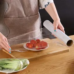Folia PE spożywcza przezroczysta 30cm x 200m na rolce, rozciągliwa do pakowania i przechowywania produktów.