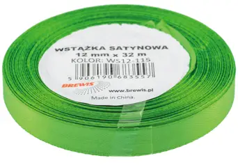 Wstążka satynowa 12mm x 32m w kolorze zielonym, zwój na białym tle